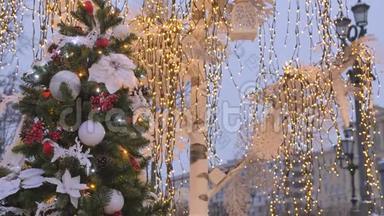 喜庆的气氛。 挂在树上的圣诞玩具。 在背景中，黄色的照明是不聚焦的，装饰